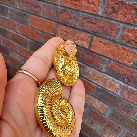 Gold Seashell Necklace And Earrings Set - Picture 11 of 15